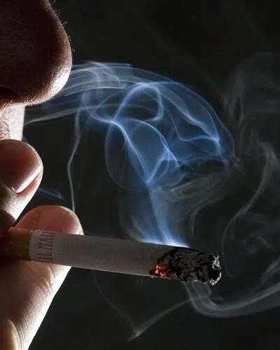 Qui a inventé la première cigarette ?