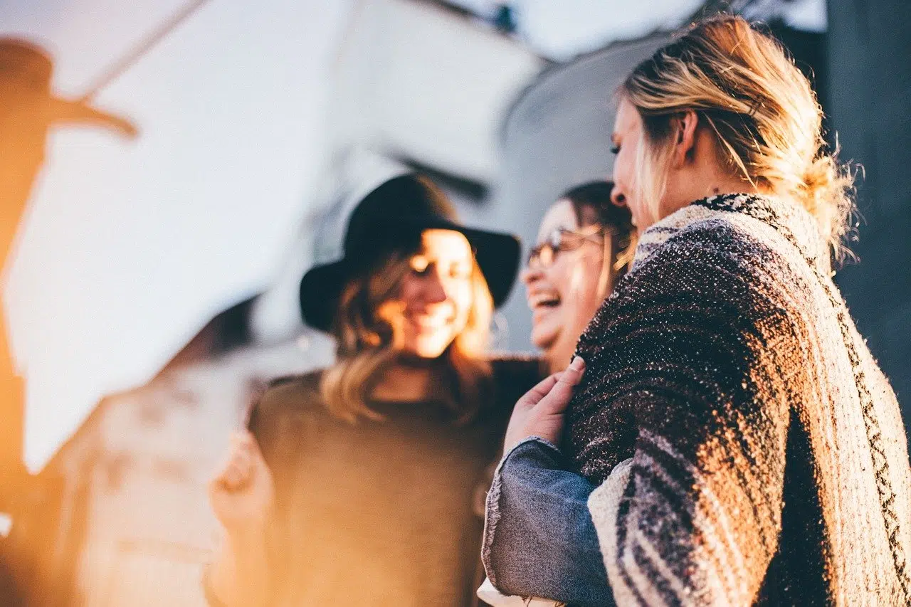 Soirée entre amis au printemps : quelle est la tenue parfaite ?