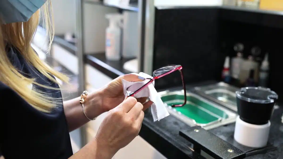 Comment Prendre Soin de Vos Lunettes de chez Carlotti Opticien Paris