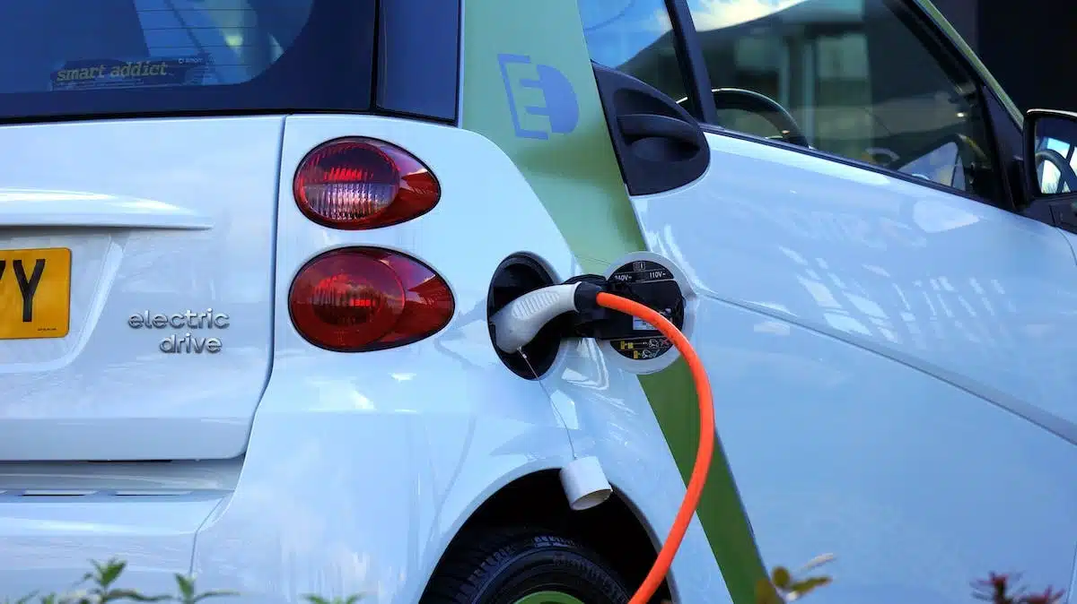 La révolution des voitures électriques : comment cela impacte-t-il l’industrie automobile