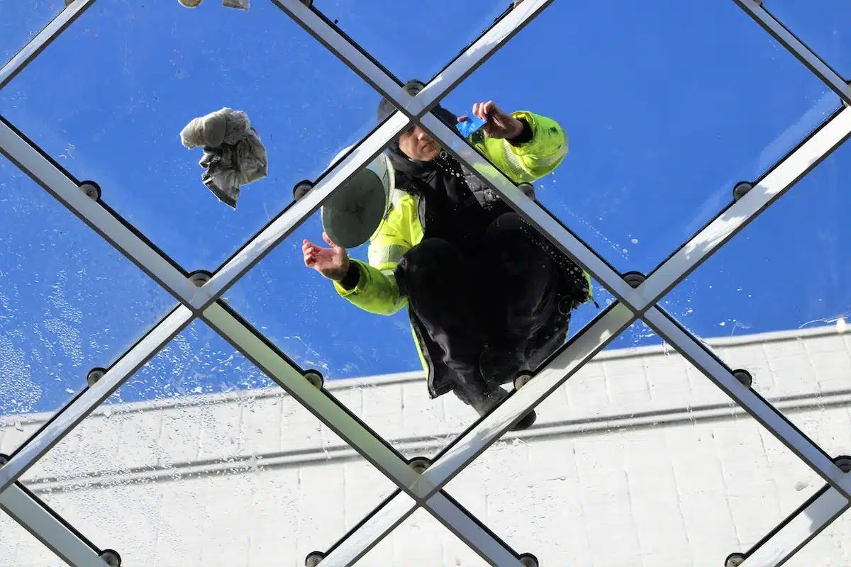 Tout ce que vous devez savoir sur l’installation de gouttières en zinc et leurs tarifs