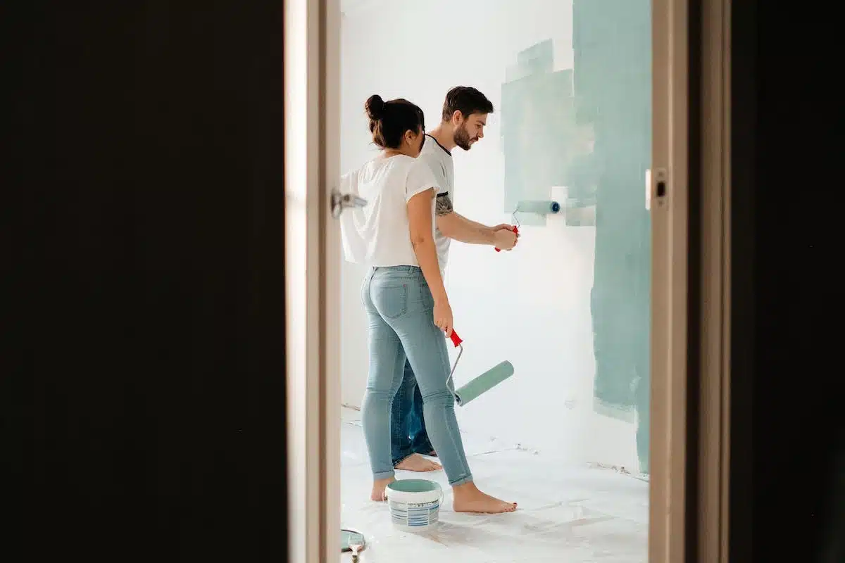 5 conseils pour choisir la bonne peinture pour votre porte en bois