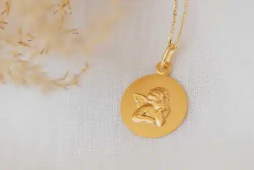 Comment choisir une médaille de baptême pour fille ?