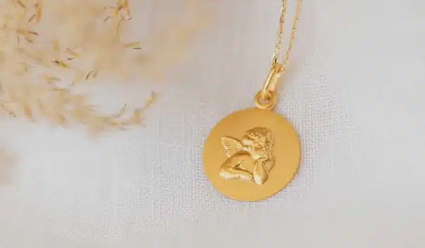 Comment choisir une médaille de baptême pour fille ?