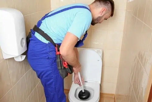 Comment déboucher des toilettes rapidement ?