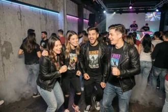 Groupe d'amis qui dansent dans une boîte électro parisienne lors d'une première soirée