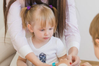 Babysitter, nounou ou assistante maternelle : comment s'y retrouver en 2026 ?