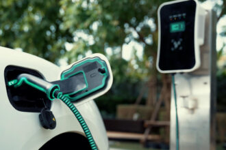 Bornes de recharge sur votre parking : ce que la loi impose et comment en tirer des revenus