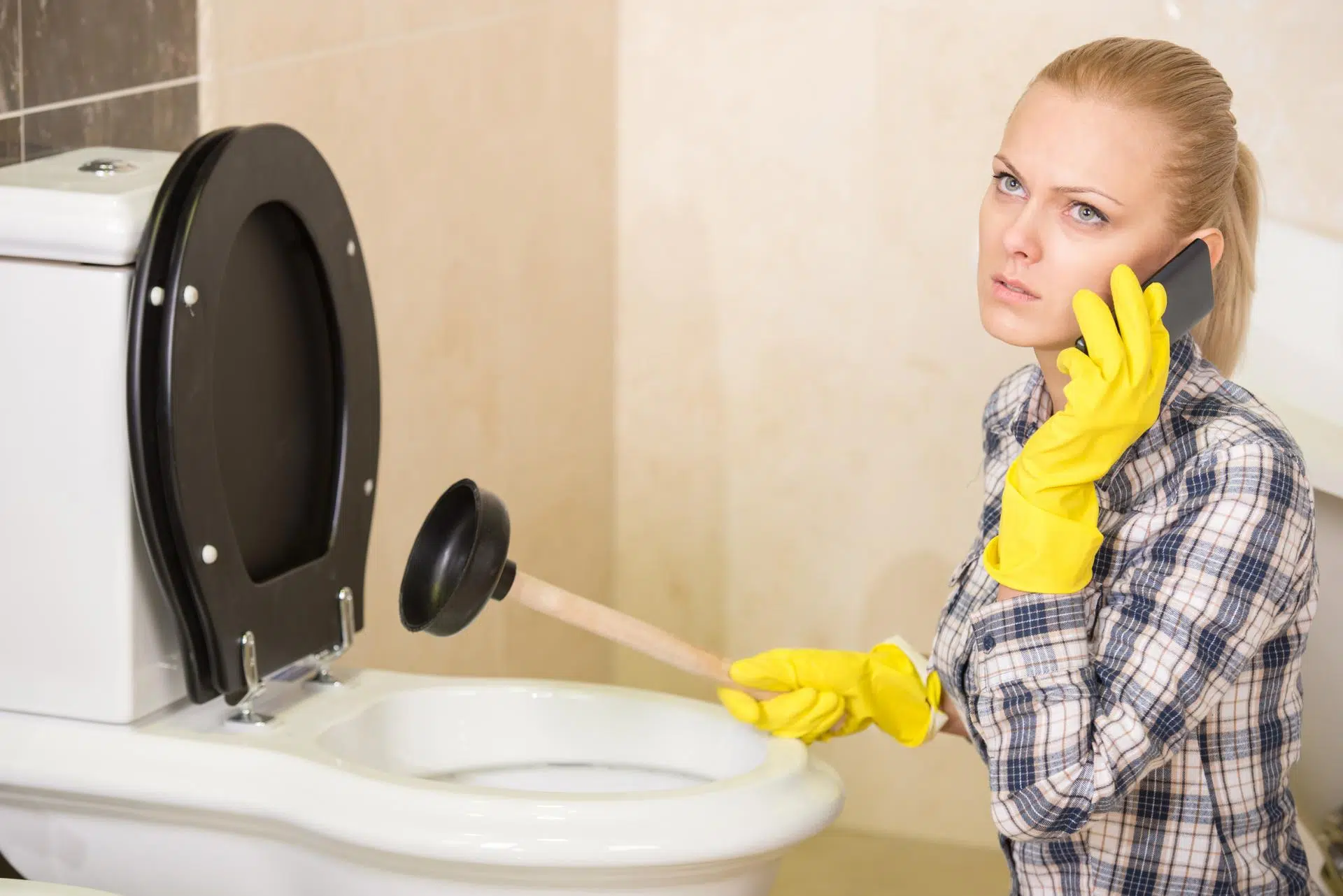 Comment déboucher des toilettes rapidement ?