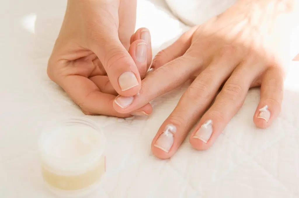 Comment enlever des faux ongles ?