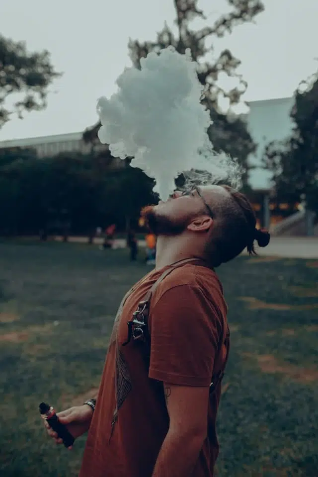 Une cigarette E qui piqûre la gorge ?