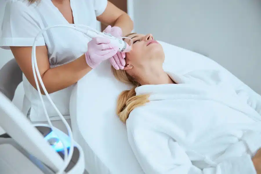 Comment se déroule une séance de microneedling ?