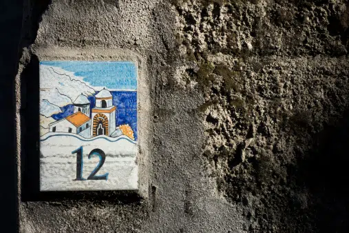Comment fixer plaque numéro maison ?