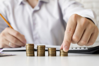 Portage salarial ou auto-entrepreneur : quelle différence concrète pour se lancer à son compte ?